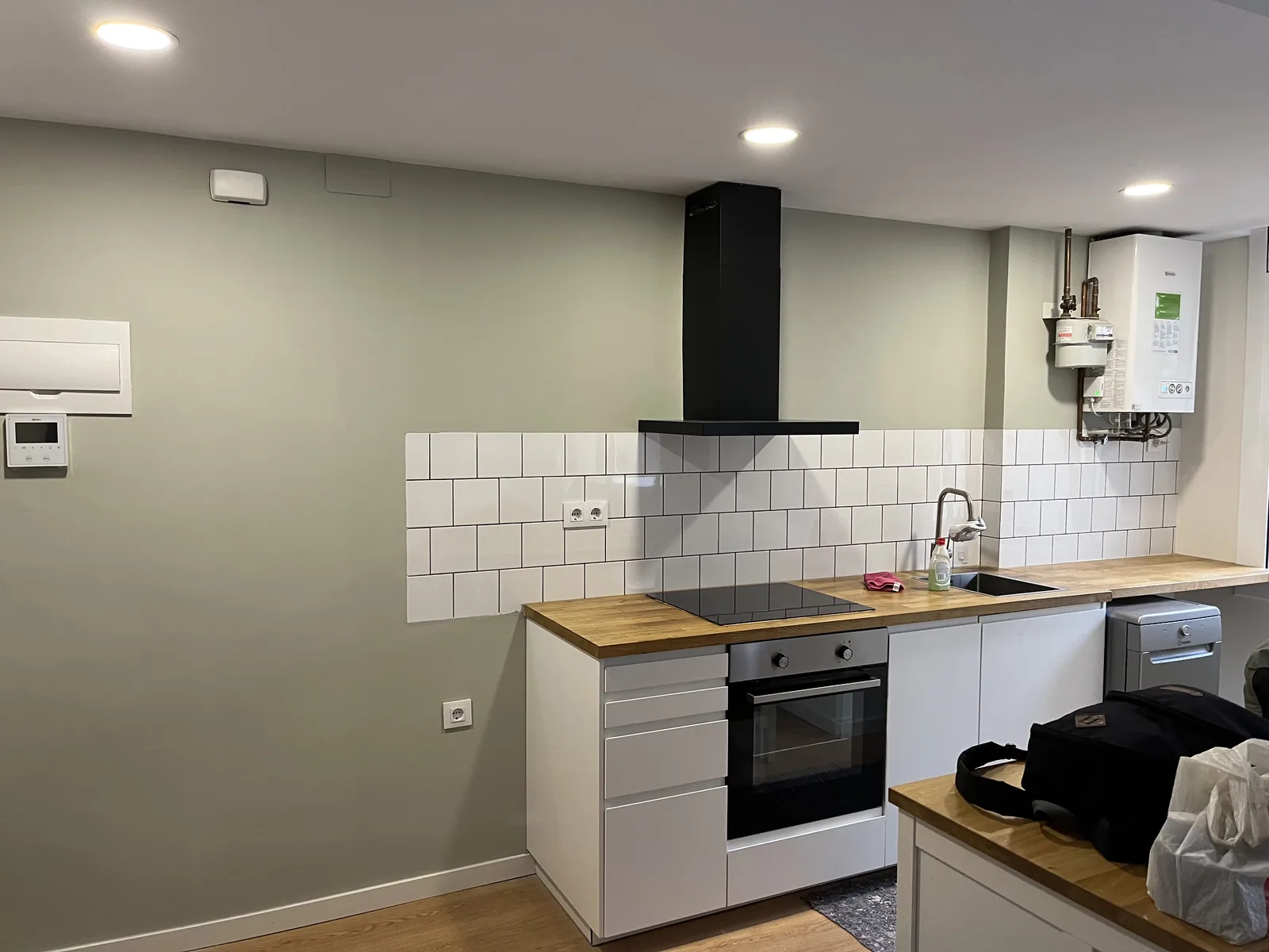 Cuina amb pintura en tons suaus