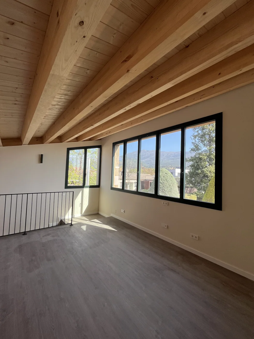 Interior de fusta i parets clares