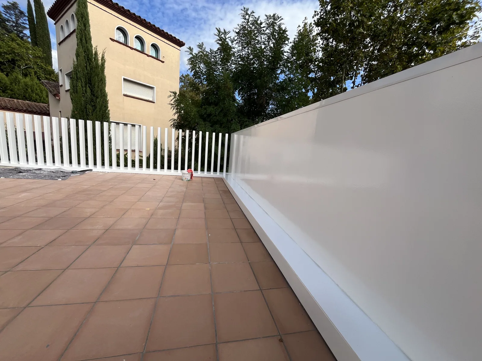 Terrassa i tanca exterior pintada